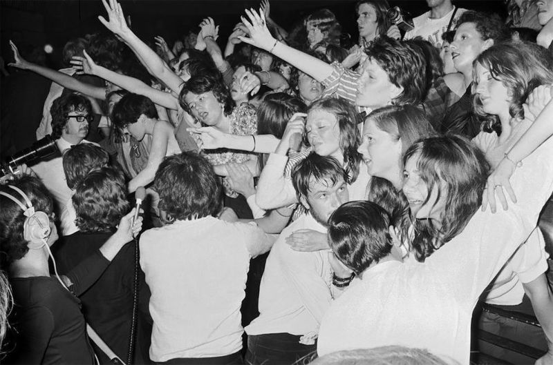 Девичья истерия на концертах рок-идолов 60-70 годов