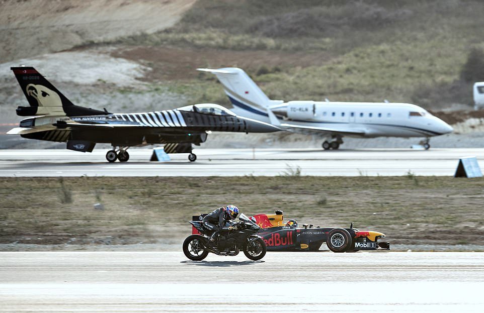 Суперкары, супербайк, автомобиль F1, самолет и истребитель устроили гонку