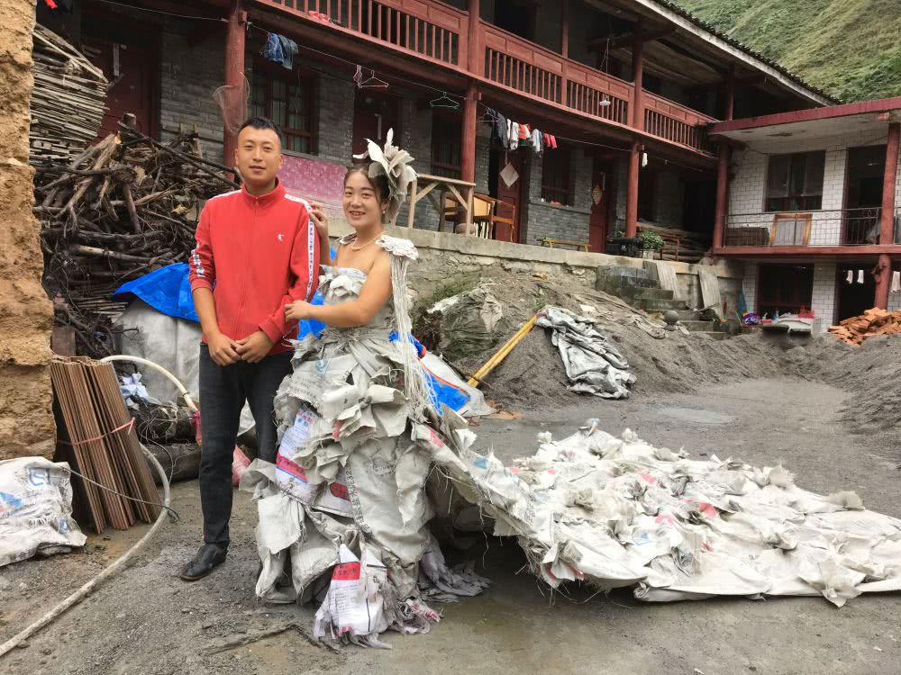 Китаянка пошила свадебное платье из 40 мешков от цемента