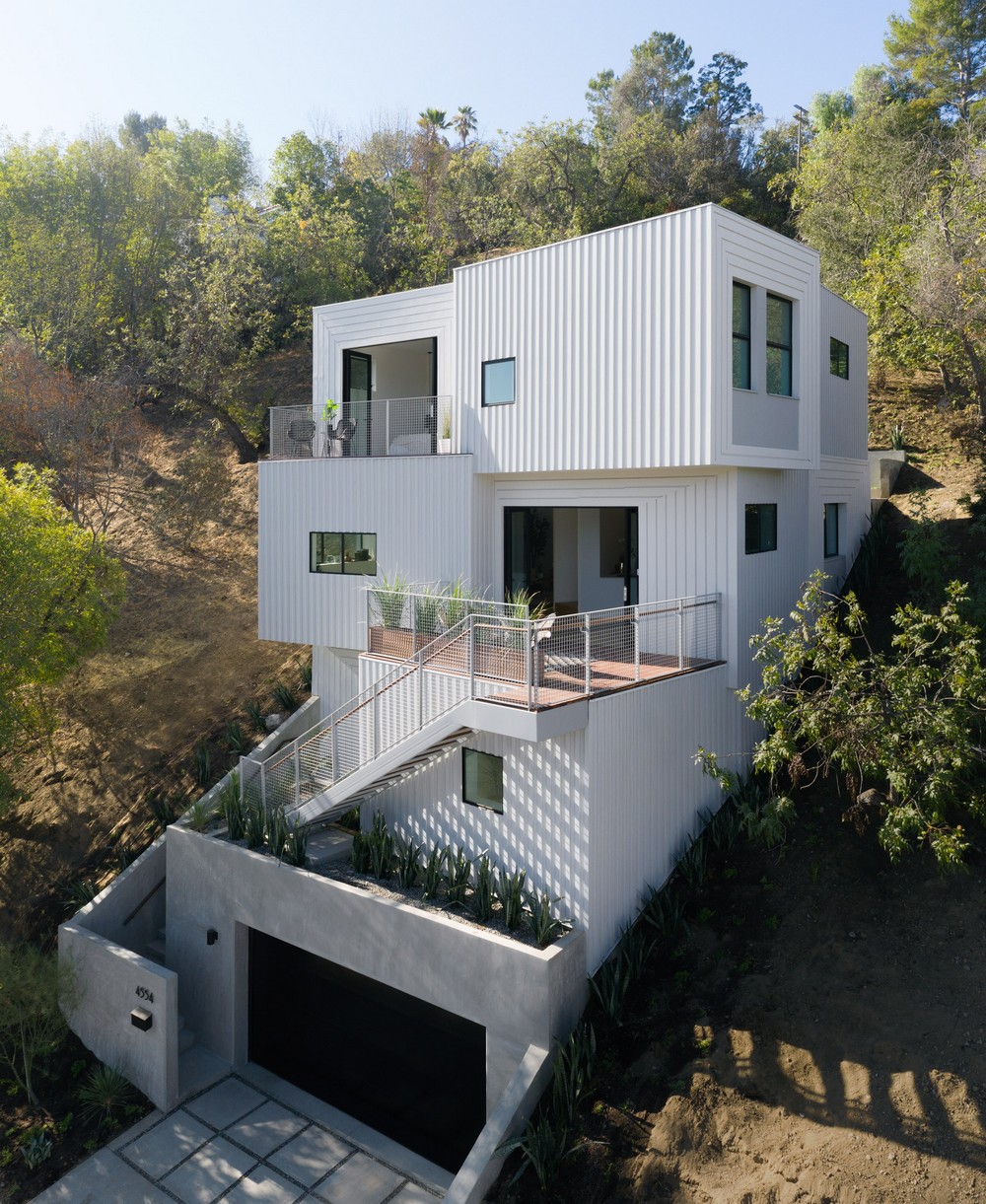 Вертикальный дом на склоне в Лос-Анджелесе