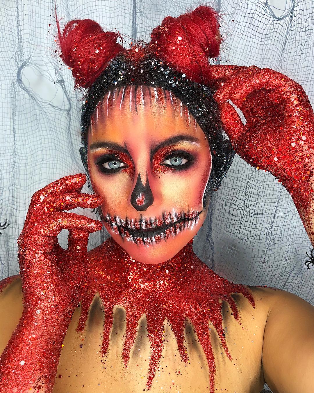 Оригинальный костюм на Хэллоуин: макияж на лице и заднице