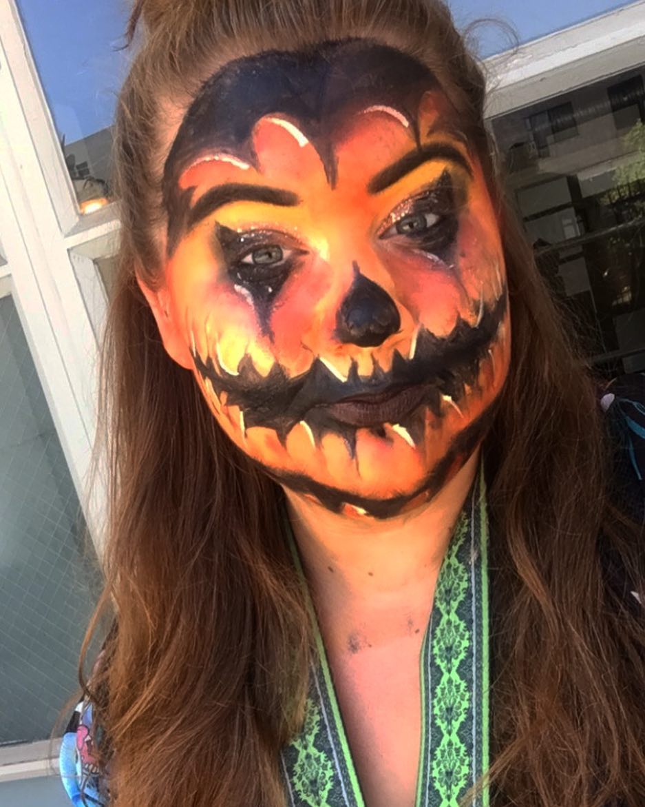 Оригинальный костюм на Хэллоуин: макияж на лице и заднице