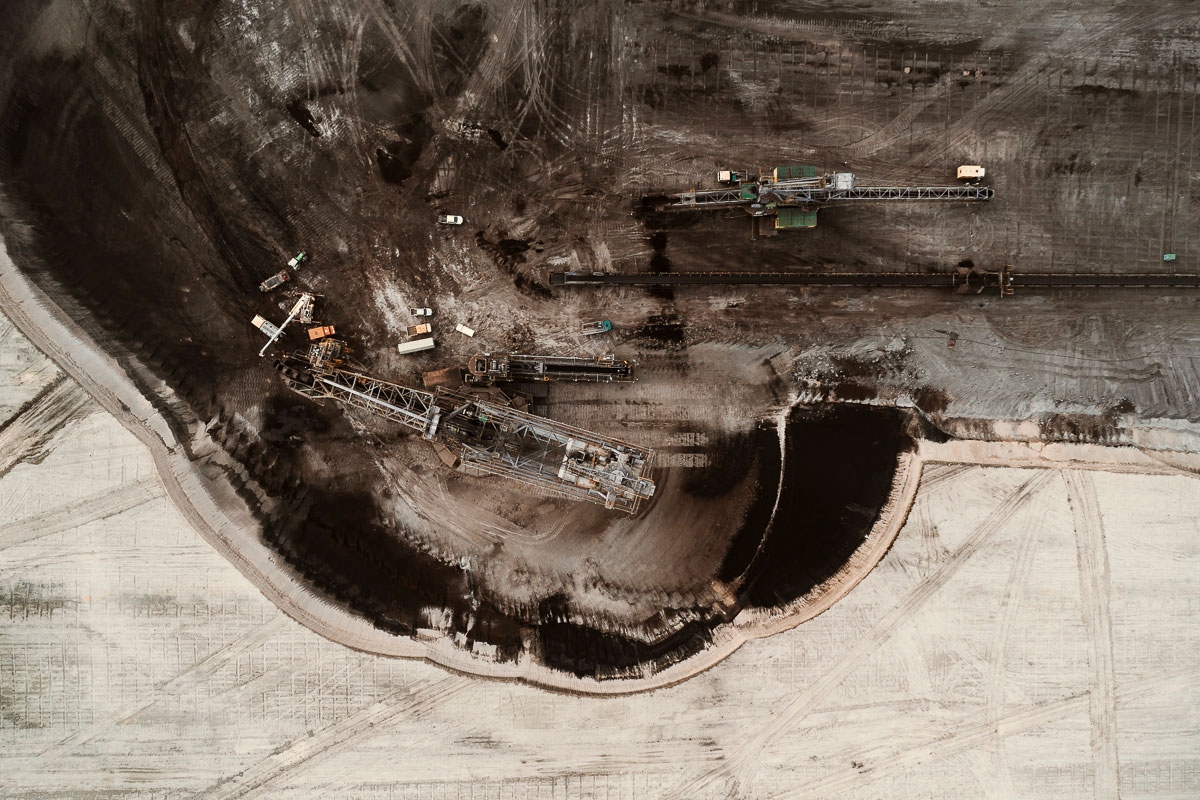 Карьеры и угольные шахты выглядят как ландшафты с другой планеты