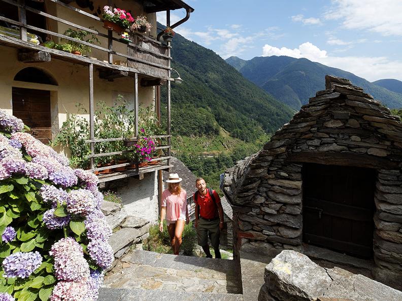 Целая деревня может стать отелем в Швейцарии