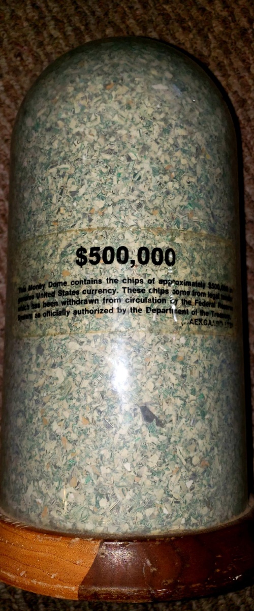 Мусорщик в США нашел 500 тысяч долларов