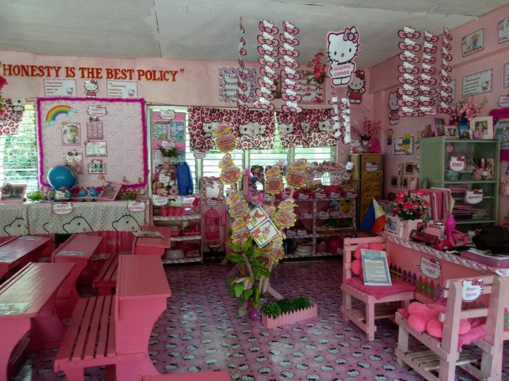 Учительница превратила обычный класс в королевство Hello Kitty