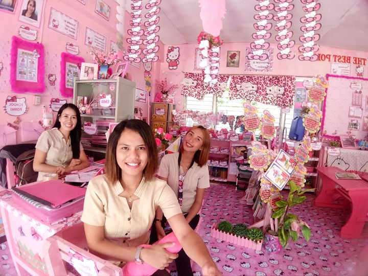 Учительница превратила обычный класс в королевство Hello Kitty