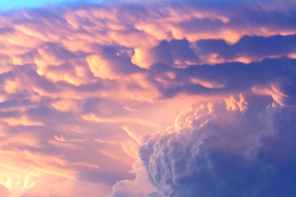 Поразительные вымяобразные облака Mammatus