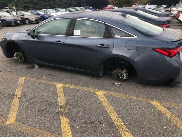 Воры сняли колеса с 12 автомобилей на парковке дилерского центра Toyota