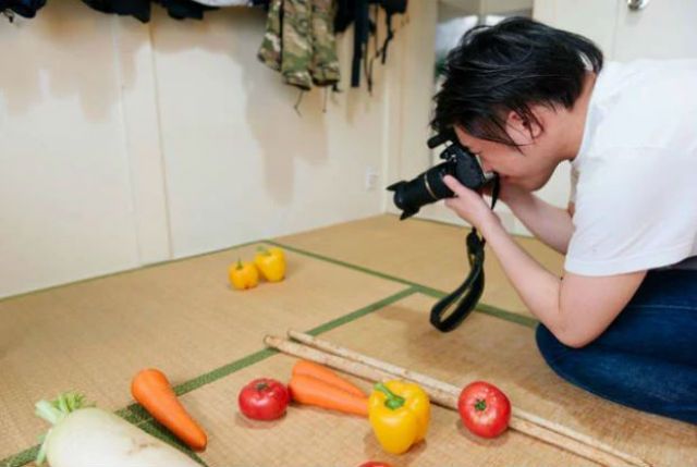 Застенчивый фотограф устроил эротическую съемку с овощами