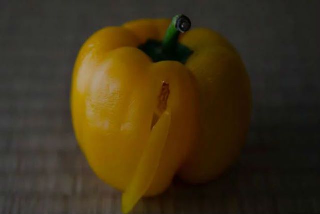 Застенчивый фотограф устроил эротическую съемку с овощами