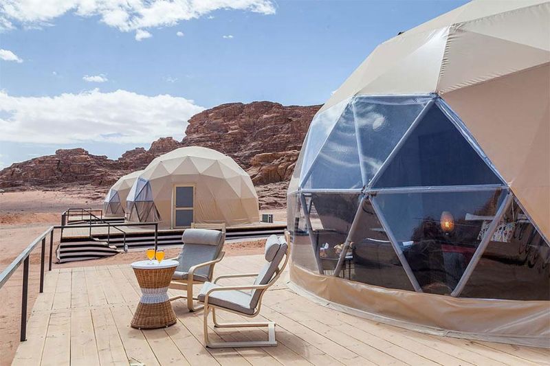 Городок в пустыне с шатрами-капсулами, столовой и Wi-Fi