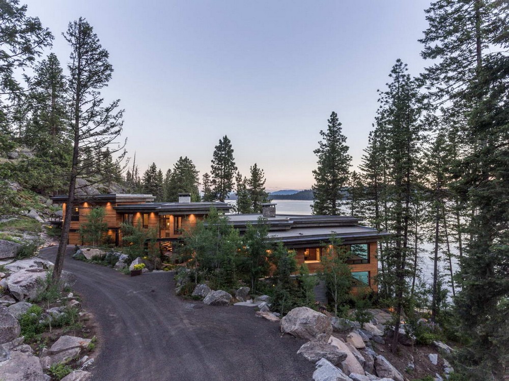 Лесной дом на утёсе у озера в США