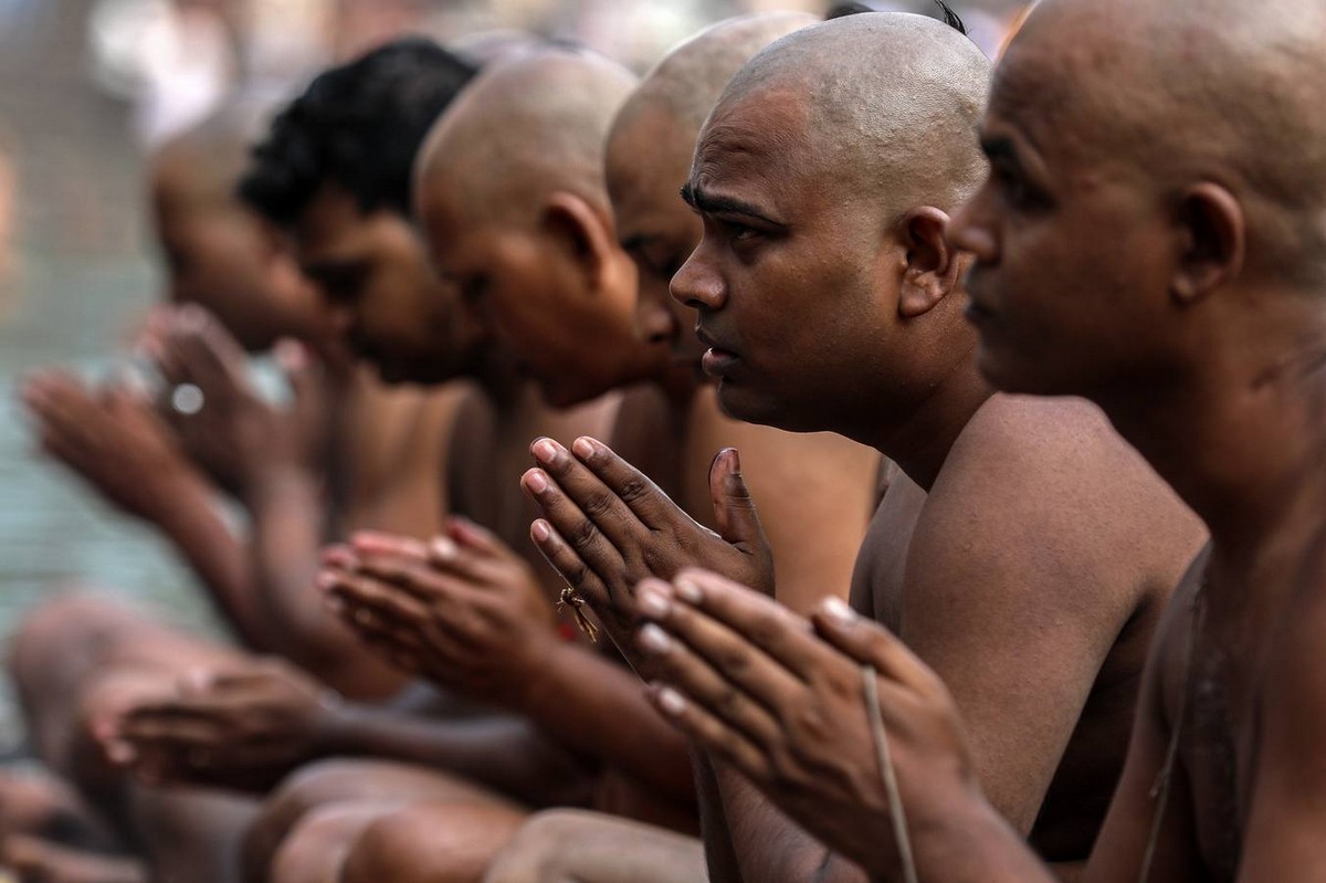 Индуистские верующие воздают почести своим предкам