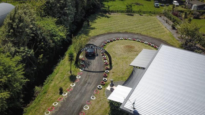 Механик превратил свой сад в гоночный трек