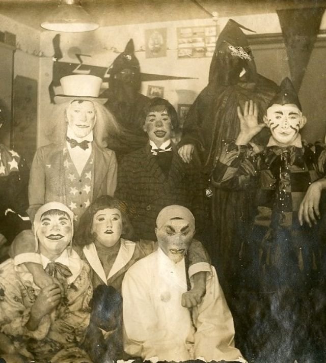 До жути страшные костюмы на Хэллоуин из прошлого