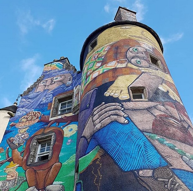 Старинный замок Келберн разрисовали современными граффити