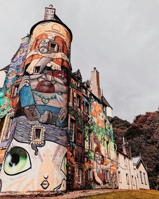 Старинный замок Келберн разрисовали современными граффити