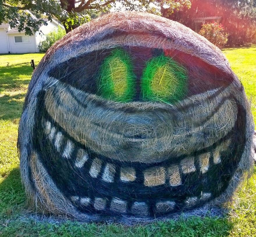 Художник превращает тюки сена в скульптуры к Хэллоуину