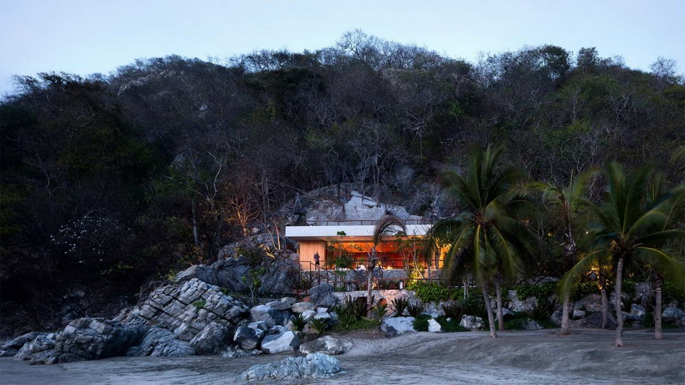 Дом на скалистом берегу океана в Мексике
