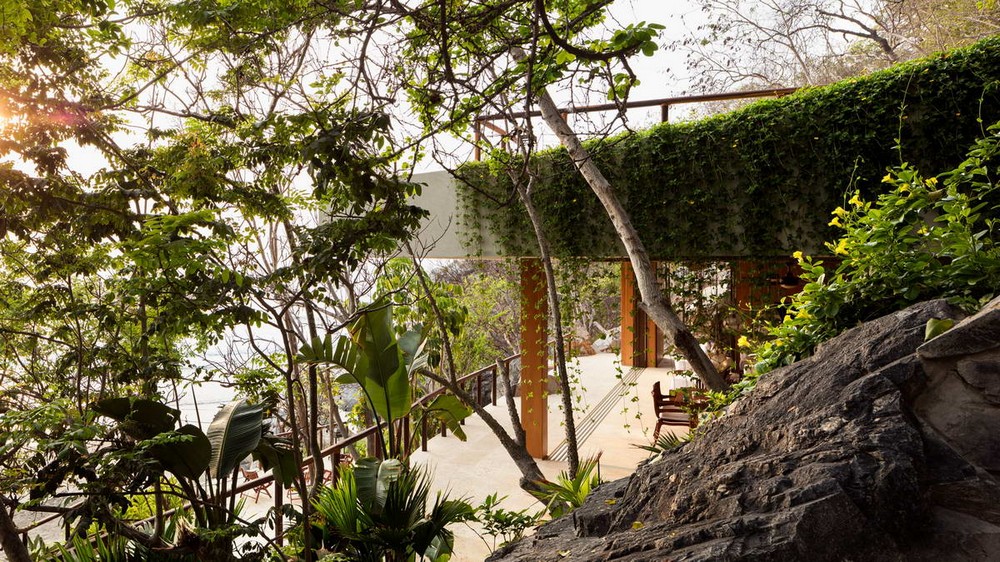 Дом на скалистом берегу окана в Мексике
