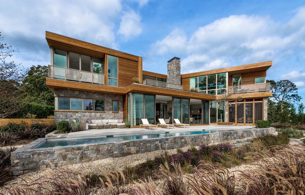 Модернистский дом с видом на залив в США