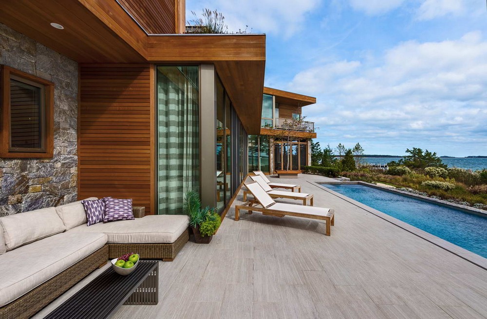 Модернистский дом с видом на залив в США