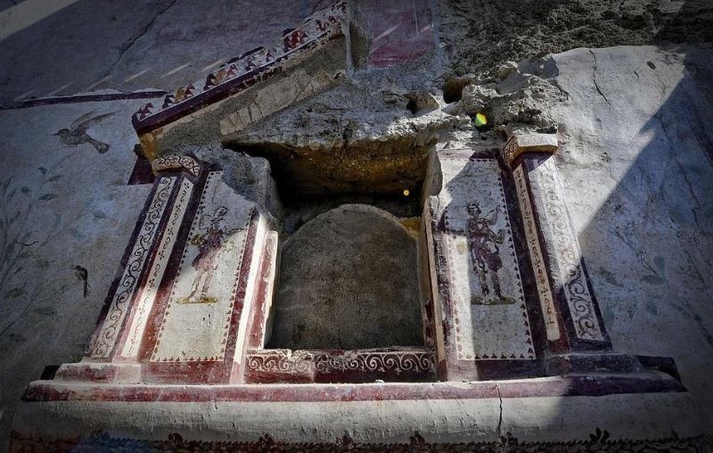 В Помпеях нашли прекрасно сохранившееся древнее святилище