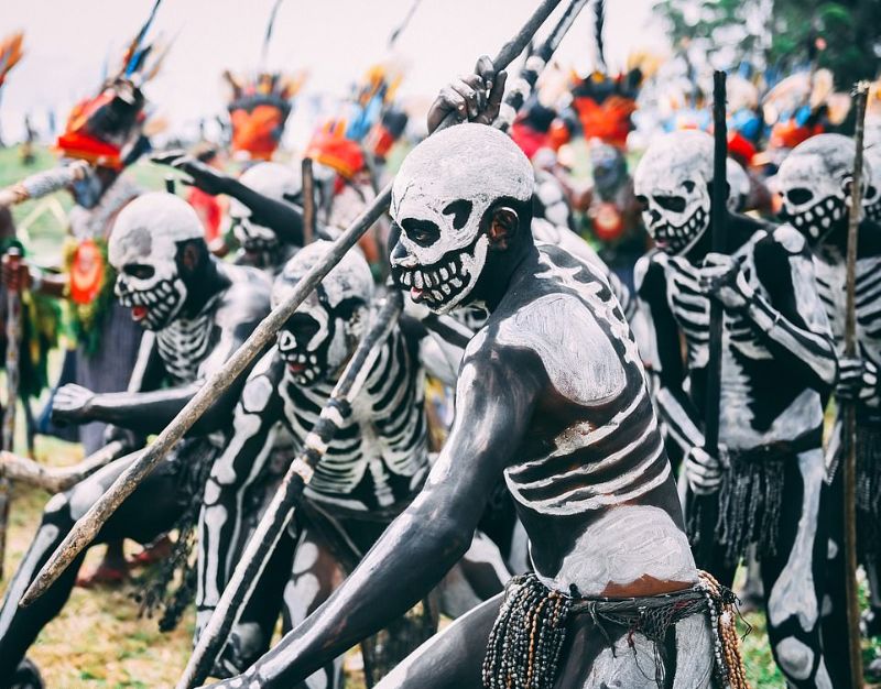 Боевые скелеты племени чимбу на фестивале