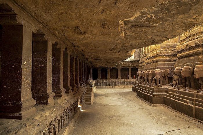 Древний индуистский храм Кайласанатха, высеченный в скале