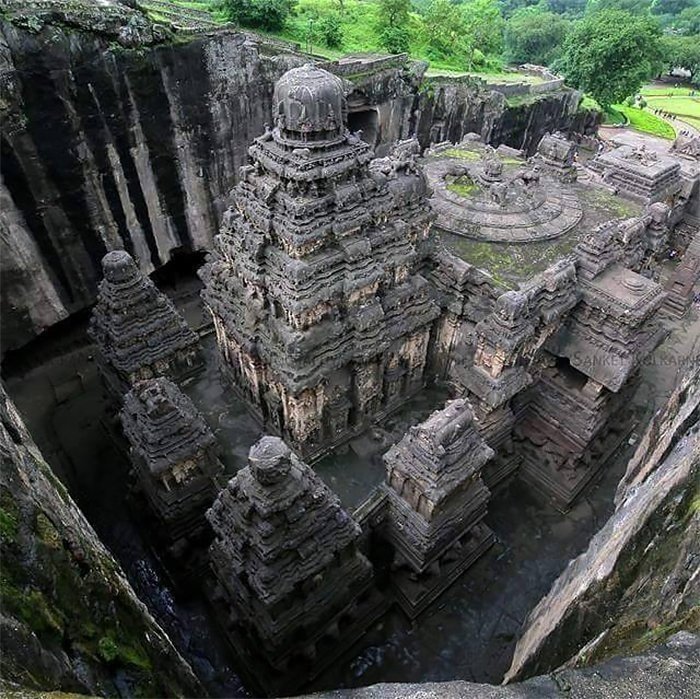 Древний индуистский храм Кайласанатха, высеченный в скале