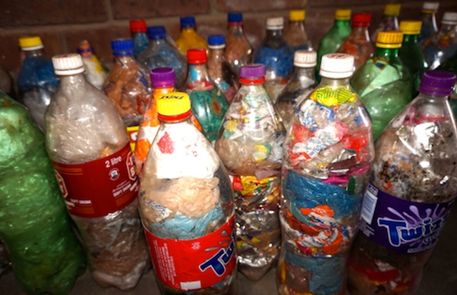 Необычный метод борьбы с пластиковыми отходами