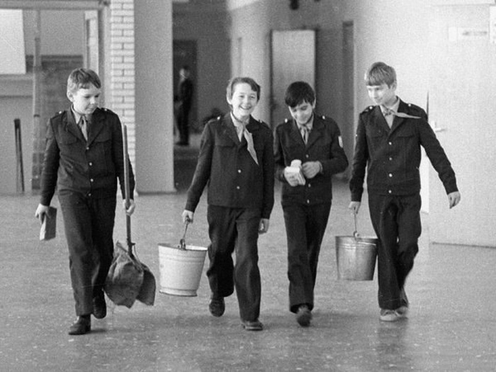 Почему форма советских школьниц похожа на униформу горничных