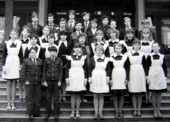 Почему форма советских школьниц похожа на униформу горничных