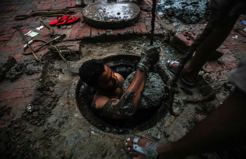 Адская работа чистильщиков канализации в Индии