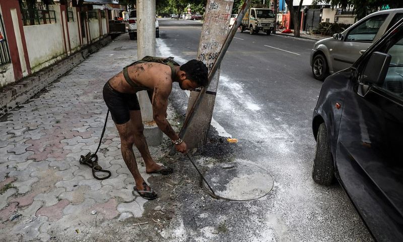 Адская работа чистильщиков канализации в Индии