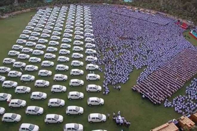 Алмазный магнат подарил сотрудникам 600 автомобилей Maruti Suzuki