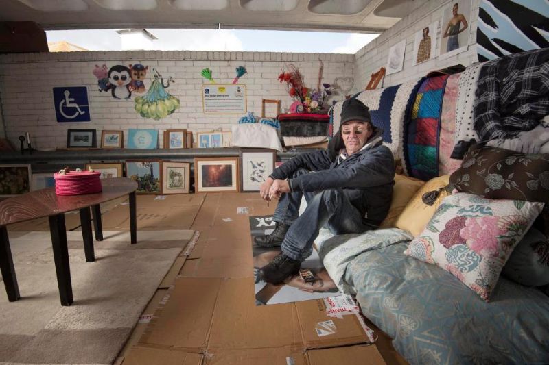 Бездомный британец обустроил себе уютные апартаменты на парковке