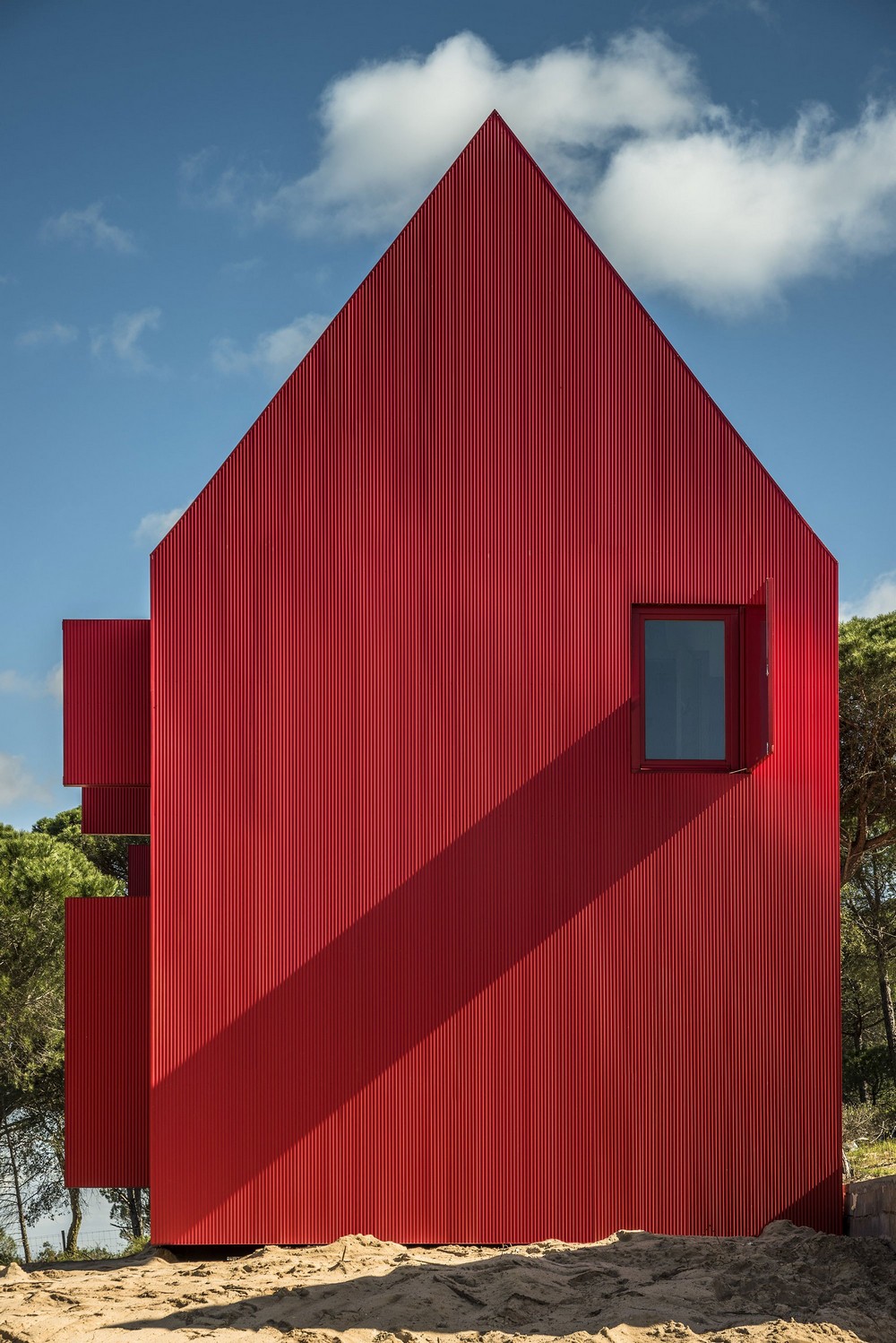 Необычный красный коттедж в Португалии