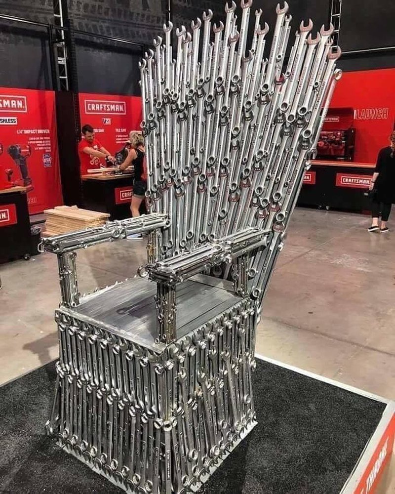 Металлический трон