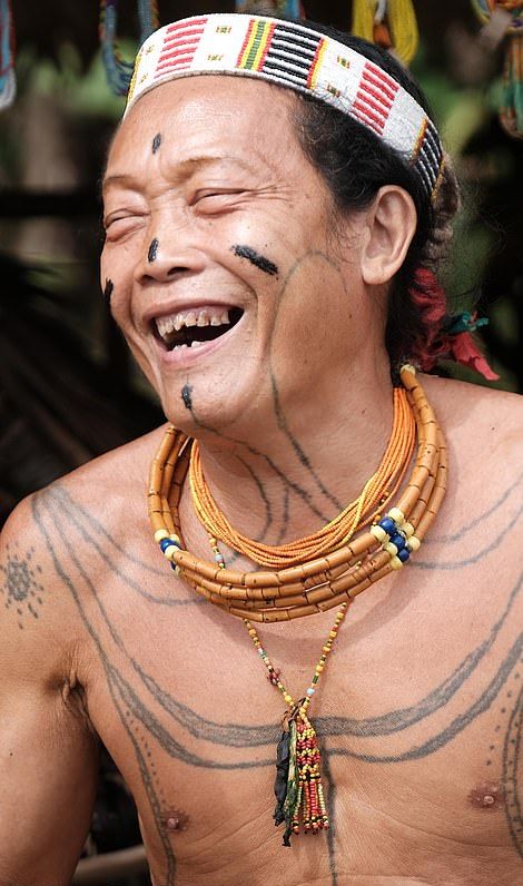 Жители племени славятся своими татуировками, акульими зубами и танцами