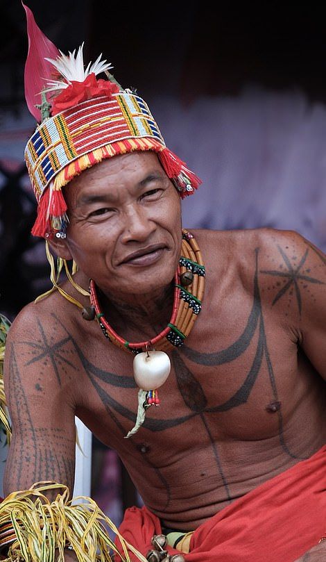 Жители племени славятся своими татуировками, акульими зубами и танцами