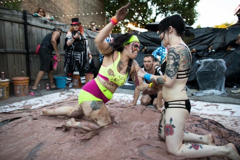 Девушки дерутся в грязи на потеху толпе в Чикаго