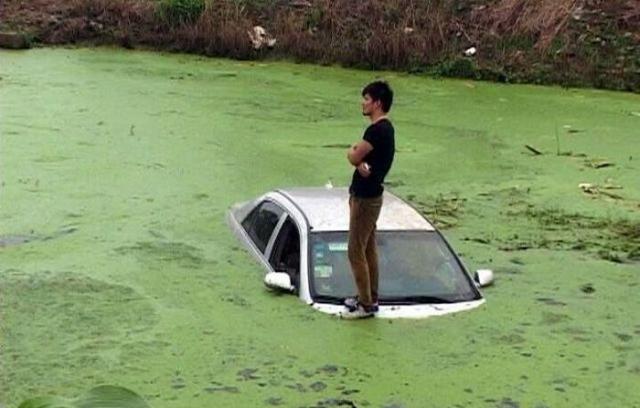 Китайского водителя вытащили из болота