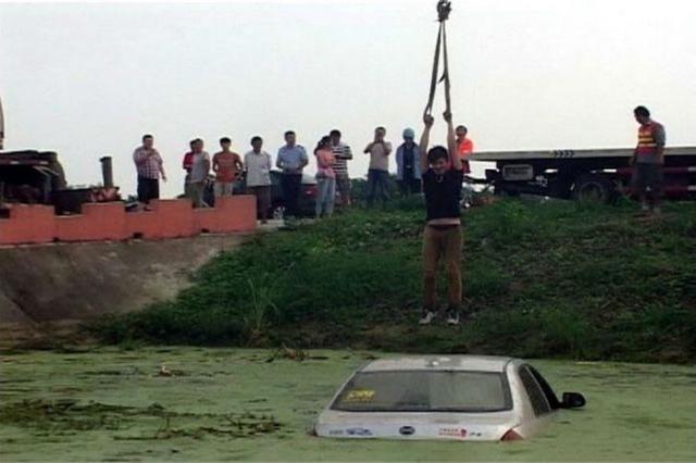 Китайского водителя вытащили из болота