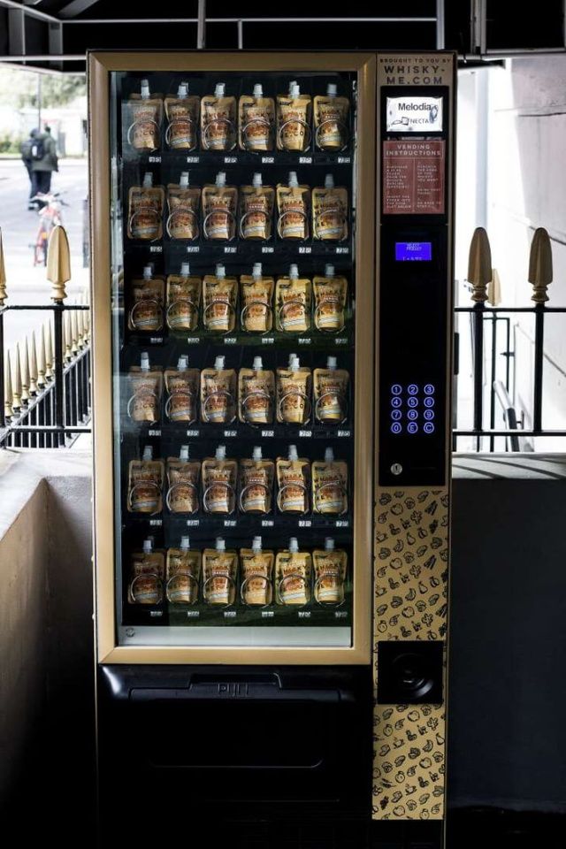 Уличные автоматы по продаже виски в пакетиках в Лондоне
