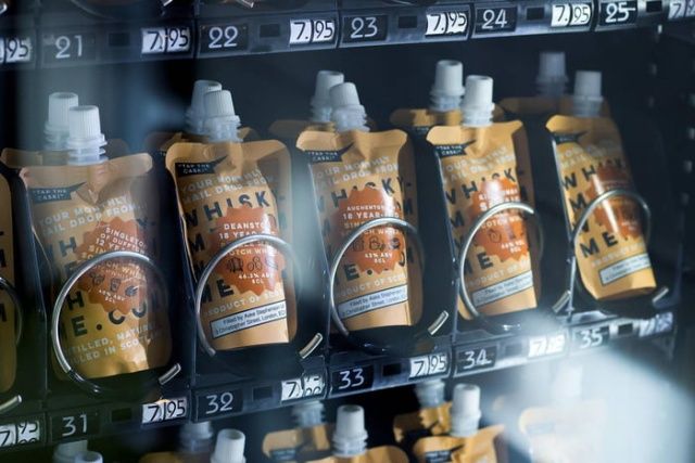Уличные автоматы по продаже виски в пакетиках в Лондоне