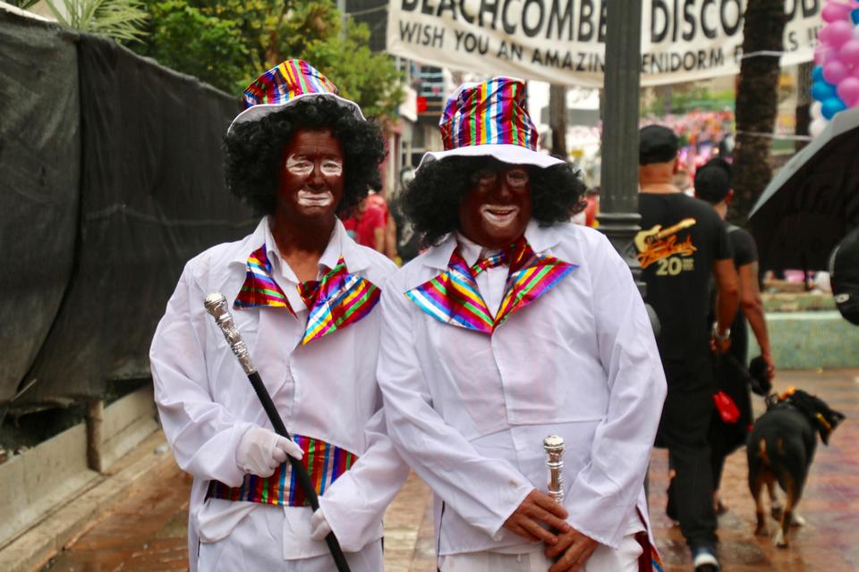 Ежегодный костюмированный парад плохой вкус в Испании