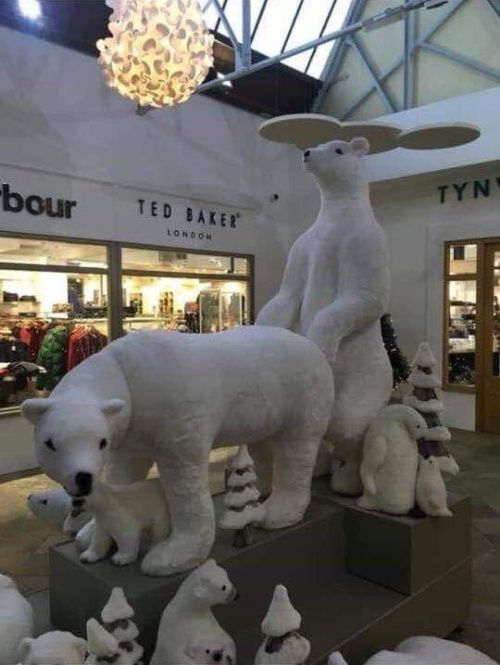 Посетители торгового центра пожаловались на рождественскую инсталляцию