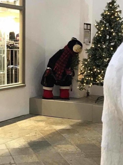 Посетители торгового центра пожаловались на рождественскую инсталляцию